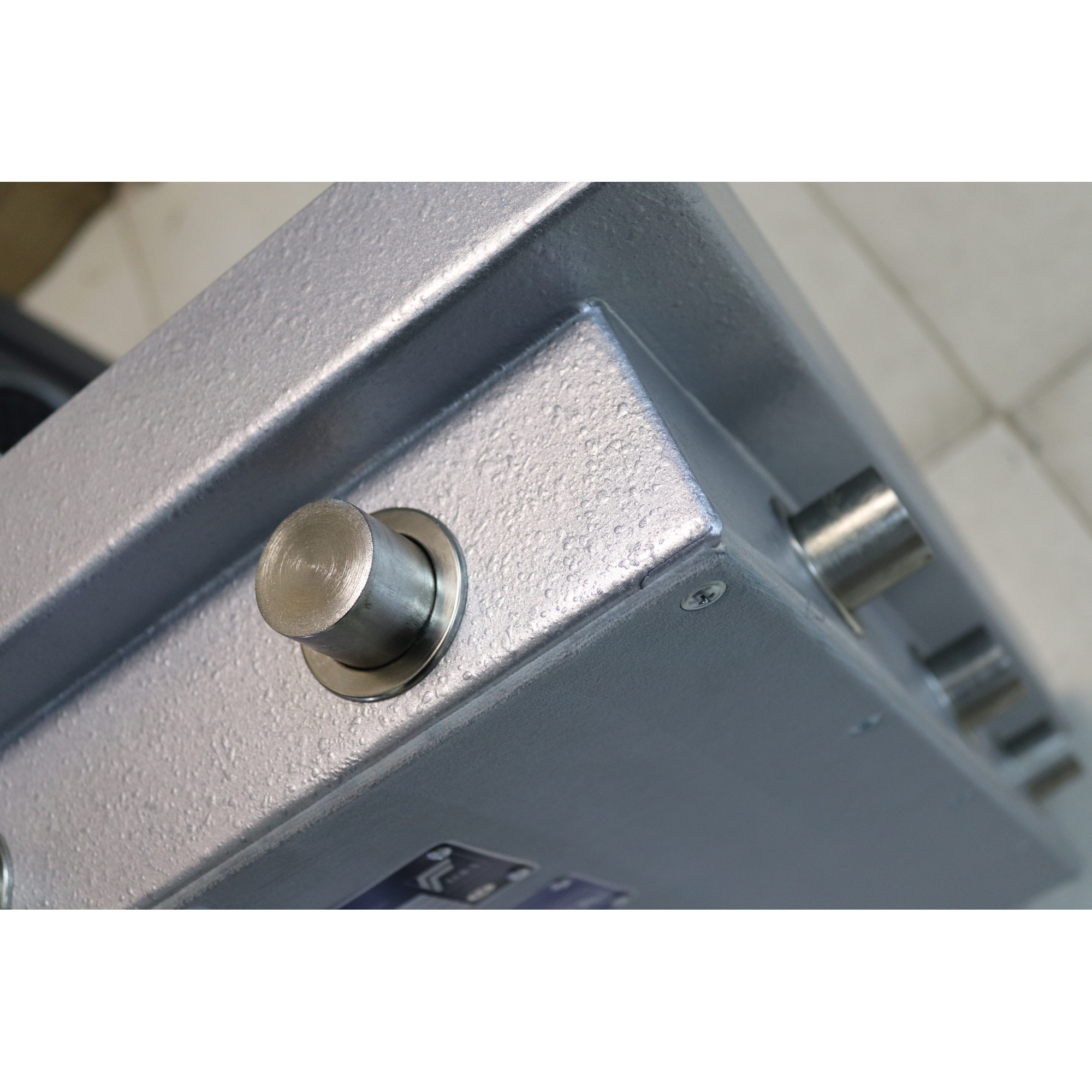 CLE II.68.E MAX SILVER_6-2000×2000