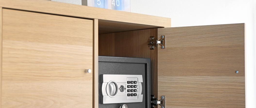 Safe wird in einem Schrank versteckt