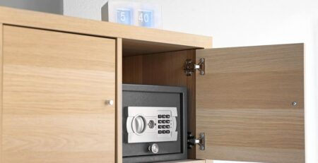 Safe wird in einem Schrank versteckt