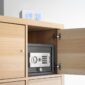 Safe wird in einem Schrank versteckt
